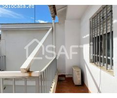 Amplia casa en Alberic con 3 terrazas y mucho potencial.