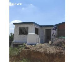 ¡Haz crecer tus sueños sobre este refugio ideal: terreno con encanto y casita de madera!