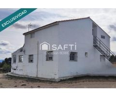 FINCA CON CASA; PISCINA , TERRAZAS Y TERRENO