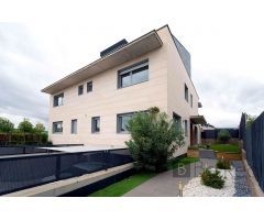 EN VENTA EXCLUSIVO CHALET PAREADO EN URB. PRIVADA DE BOADILLA DEL MONTE (MADRID)