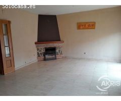 CHALET ADOSADO EN YUNCOS EN ZONA RESIDENCIAL