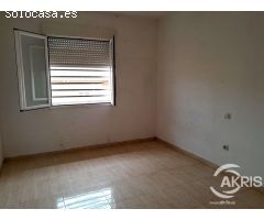 CHALET ADOSADO EN YUNCOS EN ZONA RESIDENCIAL