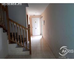 CHALET ADOSADO EN YUNCOS EN ZONA RESIDENCIAL