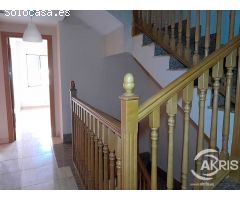 CHALET ADOSADO EN YUNCOS EN ZONA RESIDENCIAL