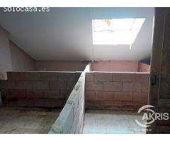 CHALET ADOSADO EN YUNCOS EN ZONA RESIDENCIAL