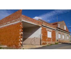 Chalet con grandes espacios, sala de recreo y terraza