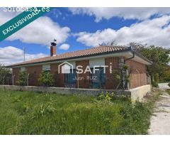 ¡Descubre el encanto! Casa con chimenea, porche y jardín