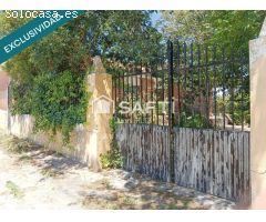 ¡Descubre el encanto! Casa con chimenea, porche y jardín