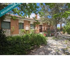 ¡Descubre el encanto! Casa con chimenea, porche y jardín