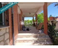 ¡Descubre el encanto! Casa con chimenea, porche y jardín