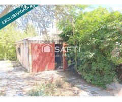¡Descubre el encanto! Casa con chimenea, porche y jardín