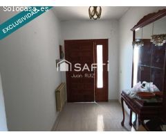 ¡Descubre el encanto! Casa con chimenea, porche y jardín