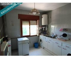 ¡Descubre el encanto! Casa con chimenea, porche y jardín