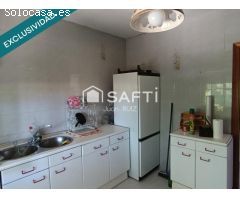 ¡Descubre el encanto! Casa con chimenea, porche y jardín