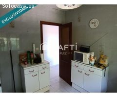 ¡Descubre el encanto! Casa con chimenea, porche y jardín