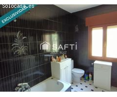 ¡Descubre el encanto! Casa con chimenea, porche y jardín
