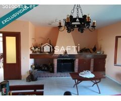 ¡Descubre el encanto! Casa con chimenea, porche y jardín