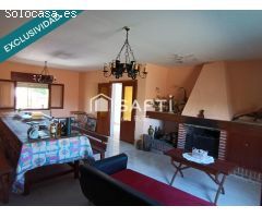 ¡Descubre el encanto! Casa con chimenea, porche y jardín