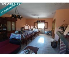 ¡Descubre el encanto! Casa con chimenea, porche y jardín