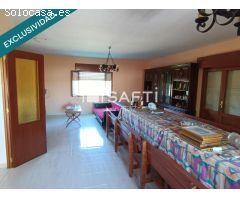 ¡Descubre el encanto! Casa con chimenea, porche y jardín