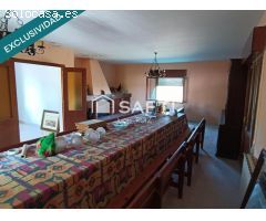 ¡Descubre el encanto! Casa con chimenea, porche y jardín
