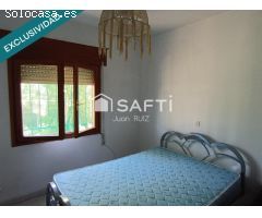 ¡Descubre el encanto! Casa con chimenea, porche y jardín
