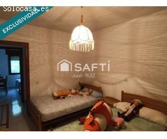 ¡Descubre el encanto! Casa con chimenea, porche y jardín