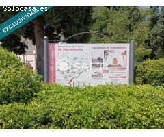 ¡Descubre el encanto! Casa con chimenea, porche y jardín