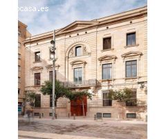 MARAVILLOSO LOCAL EN EL CORAZÓN DE CIUTAT VELLA, EN IMPONENTE PALACETE NEOCLÁSICO