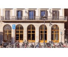 MARAVILLOSO LOCAL EN EL CORAZÓN DE CIUTAT VELLA, EN IMPONENTE PALACETE NEOCLÁSICO