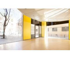 Local comercial esquinero en Les Corts