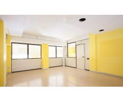Local comercial esquinero en Les Corts