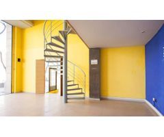 Local comercial esquinero en Les Corts
