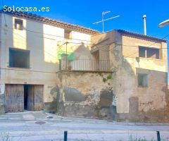 Casa con patio, piso y desván en Sarroca de Lleida