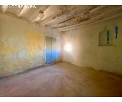 Casa con patio, piso y desván en Sarroca de Lleida