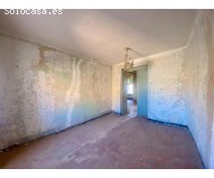 Casa con patio, piso y desván en Sarroca de Lleida