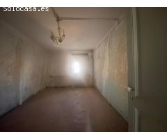 Casa con patio, piso y desván en Sarroca de Lleida