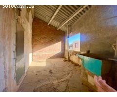 Casa con patio, piso y desván en Sarroca de Lleida
