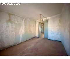 Casa con patio, piso y desván en Sarroca de Lleida