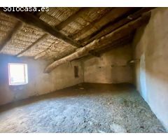 Casa con patio, piso y desván en Sarroca de Lleida