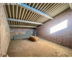 Casa con patio, piso y desván en Sarroca de Lleida