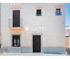 TE VES VIVIENDO AQUÍ . HAZLO REAL . Casa con patio y garaje.