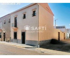 TE VES VIVIENDO AQUÍ . HAZLO REAL . Casa con patio y garaje.