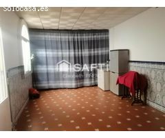 TE VES VIVIENDO AQUÍ . HAZLO REAL . Casa con patio y garaje.