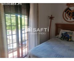 TE VES VIVIENDO AQUÍ . HAZLO REAL . Casa con patio y garaje.