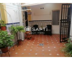 TE VES VIVIENDO AQUÍ . HAZLO REAL . Casa con patio y garaje.