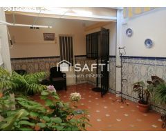 TE VES VIVIENDO AQUÍ . HAZLO REAL . Casa con patio y garaje.