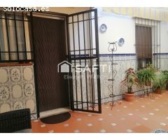 TE VES VIVIENDO AQUÍ . HAZLO REAL . Casa con patio y garaje.