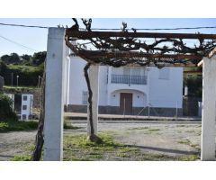 EN VENTA CASA CON TERRENO EN CASARES 