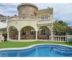 OPORTUNIDAD ! Casa de 4 habitaciones en el centro de Empuriabrava